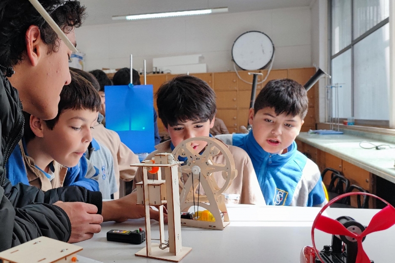 Día Nacional de las Ciencias: Talleres de Biología, Química y Física llenan de conocimiento el Colegio Salesiano Valparaíso