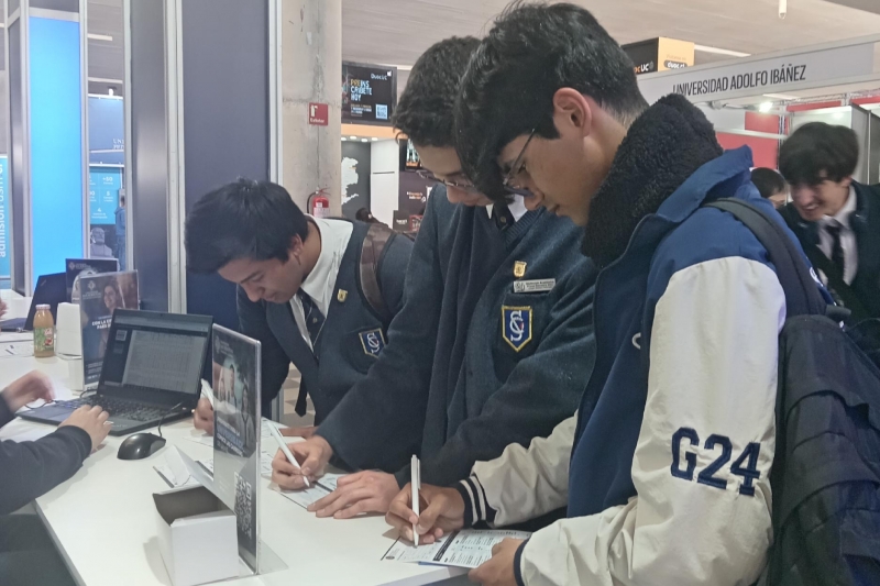 Feria Vocacional SIAD 2024 orienta a estudiantes del Colegio Salesiano Valparaíso