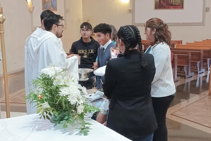 Ocho estudiantes reciben el Sacramento del Bautismo en una emotiva ceremonia