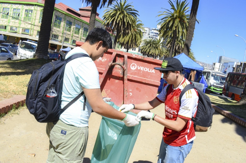 Estudiantes del Colegio Salesiano Valparaíso participan en jornada de limpieza &quot;Valparaíso Sin Basura&quot; organizada por la Fundación Pacto Social