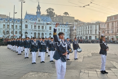 Brillante desfile en honor a las Glorias Navales